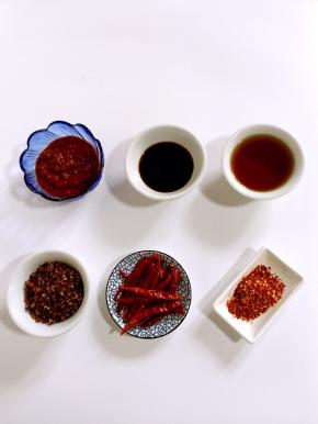 准备好所需的配料：
豆瓣酱2勺，生抽5勺，料酒5勺，干辣椒15克，辣椒面2勺，花椒粒就15克，盐2勺，家乐鸡粉1勺，香油适量。