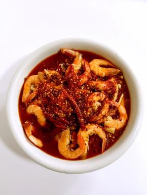 在上面放2勺花椒和2勺辣椒面。
