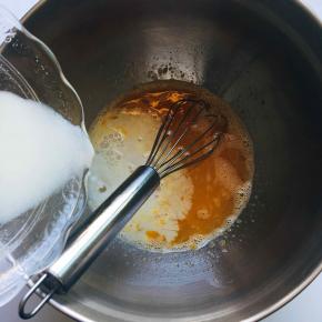 加入牛奶继续搅拌（说做就做，没牛奶了，理智的我用奶粉代替）