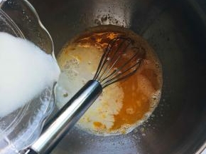 加入牛奶继续搅拌（说做就做，没牛奶了，理智的我用奶粉代替）