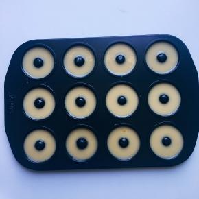 裱花袋里的面糊挤入，八分满就好，然后端起模具大力震几下，去除大气泡