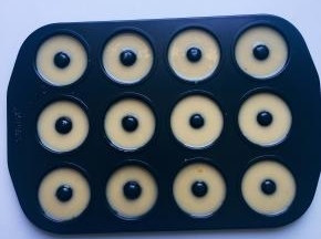 裱花袋里的面糊挤入，八分满就好，然后端起模具大力震几下，去除大气泡