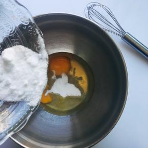 鸡蛋和砂糖倒入容器里