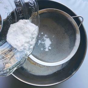 泡打粉也倒入过筛，然后用刮刀用挑拌法拌匀