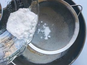 泡打粉也倒入过筛，然后用刮刀用挑拌法拌匀