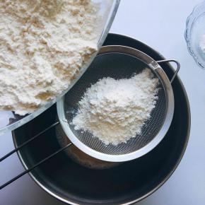 面粉倒入筛中，过筛