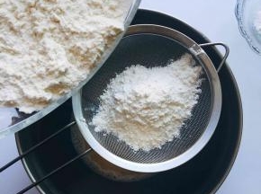 面粉倒入筛中，过筛