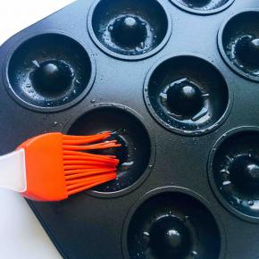 模具刷一层油（手一抖刷子油倒多了，刷完全部）