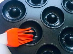 模具刷一层油（手一抖刷子油倒多了，刷完全部）