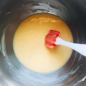 搅拌均匀至面糊没有结块