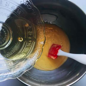 茶籽油分次加入，搅拌均匀