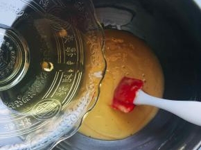 茶籽油分次加入，搅拌均匀