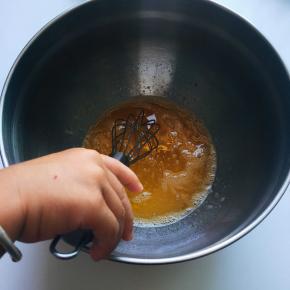 搅拌直到砂糖融化～娃要动手搅拌，为娘准了～