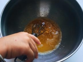 搅拌直到砂糖融化～娃要动手搅拌，为娘准了～