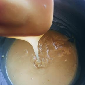 挑起面糊流动状，放置15分钟