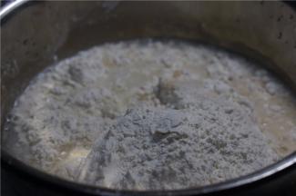 面粉里加入清水色拉油细盐及酵母。