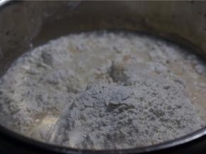 面粉里加入清水色拉油细盐及酵母。