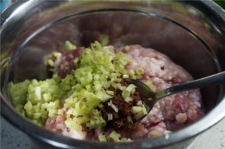 肉末里加入酱油细盐鸡芹菜粒。