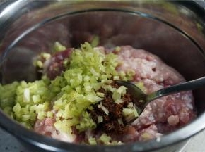 肉末里加入酱油细盐鸡芹菜粒。
