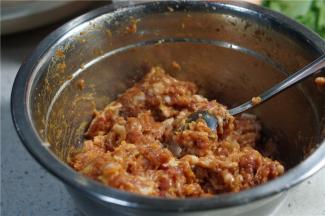 调好味打至上浆的感觉就可以备用了。