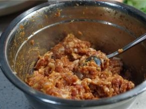 调好味打至上浆的感觉就可以备用了。