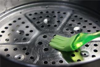 蒸隔里刷一层薄油。