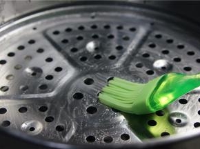 蒸隔里刷一层薄油。