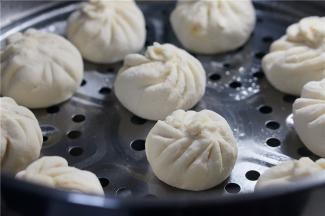 封好后摆放在隔格上。