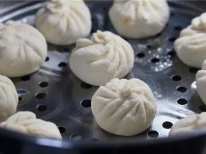 封好后摆放在隔格上。