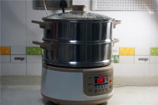 先醒发二十分钟，再通电蒸制10-15分钟左右。