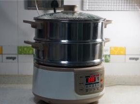 先醒发二十分钟，再通电蒸制10-15分钟左右。