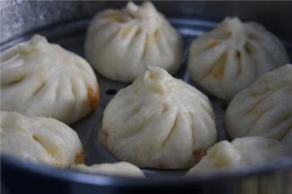 蒸好后不要着急出锅，续继焖个几分钟即可。
