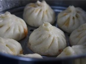 蒸好后不要着急出锅，续继焖个几分钟即可。