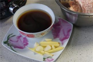 事先调配好酱汁，我用到了清水，料酒，酱油，细盐。