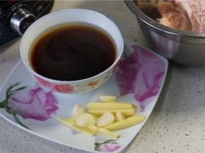 事先调配好酱汁，我用到了清水，料酒，酱油，细盐。