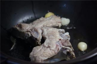 电砂锅里预热，将姜片蒜粒下锅，将焯洗好的大排骨下锅，上盖焖十分钟。