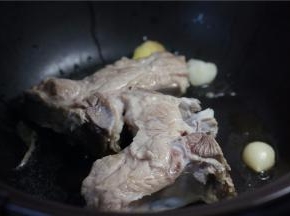 电砂锅里预热，将姜片蒜粒下锅，将焯洗好的大排骨下锅，上盖焖十分钟。