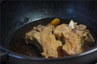 再另入事先准备好的酱汁在锅里，继续上盖焖30分钟。