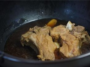 再另入事先准备好的酱汁在锅里，继续上盖焖30分钟。