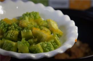 焖制好后再加入苦瓜，焖五分钟即可。