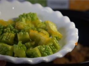焖制好后再加入苦瓜，焖五分钟即可。