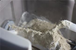 半杯高筋粉，半柄荞麦粉混合在一起入面条机。