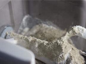 半杯高筋粉，半柄荞麦粉混合在一起入面条机。