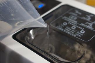 再将清水加至在面条机里。