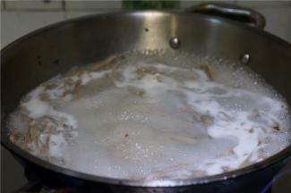 锅里加水煮开，将面下锅煮至断生。