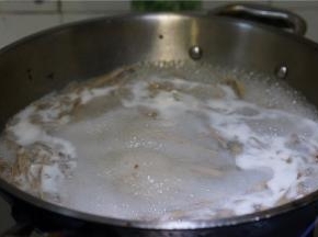 锅里加水煮开，将面下锅煮至断生。