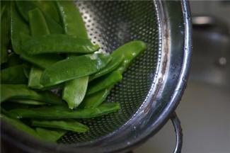 将煮好的面控水出锅摆盘，再将荷兰豆下锅下锅焯煮一下。