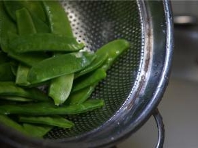 将煮好的面控水出锅摆盘，再将荷兰豆下锅下锅焯煮一下。