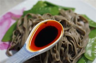 香醋，酱油，辣油调一个酱汁淋在面上。