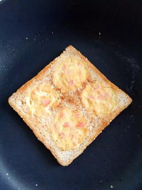 10、全部填满，与土司块平齐即可，开小火烙至一面凝固